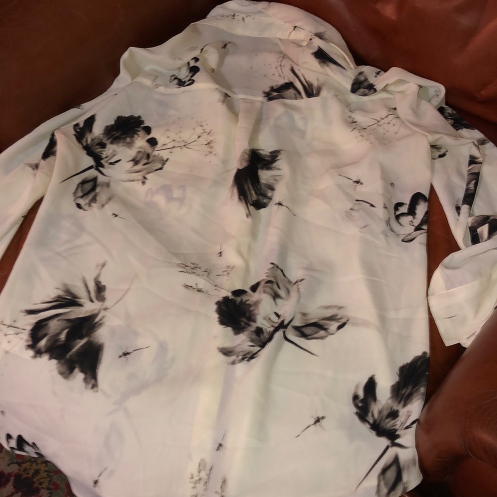 Adorable button down blouse - Picture 3 of 3